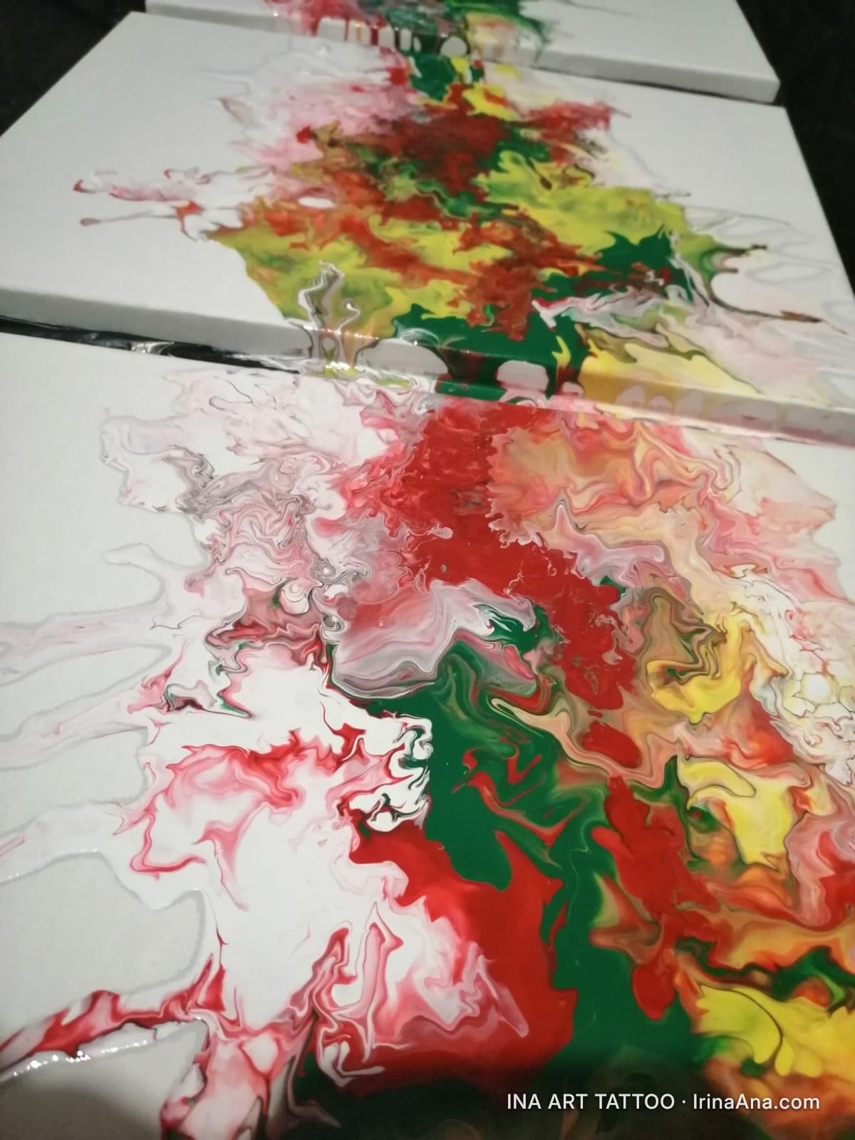 Trei pânze albe cu picturi abstracte în culori roșu, verde, galben și alb, realizate prin tehnica pouring.