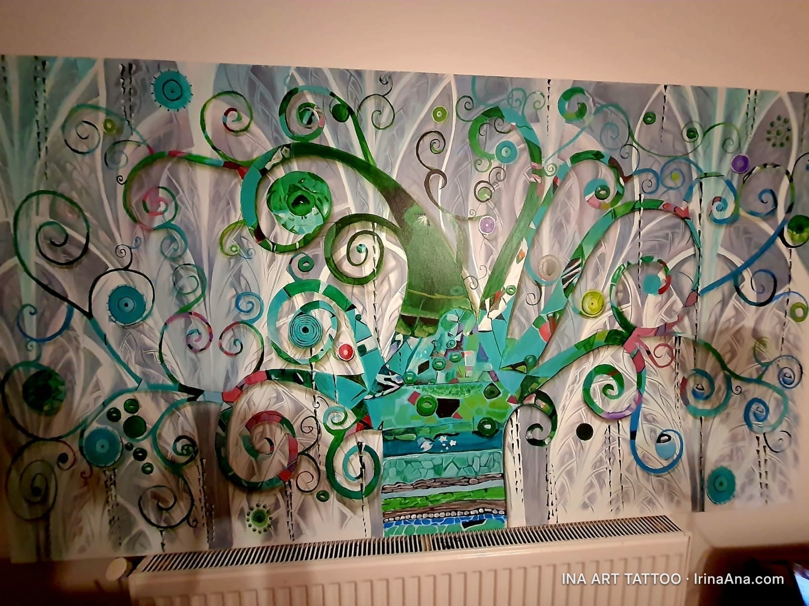 Pictură abstractă cu un copac stilizat, cu frunze și ramuri spiralate în nuanțe de verde, albastru și alb.