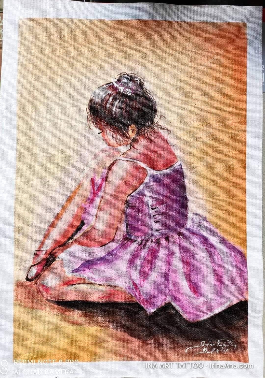 O balerină stă așezată pe podea, cu fața în jos, purtând un tutu roz și poante. Fundalul este un degrade cald.