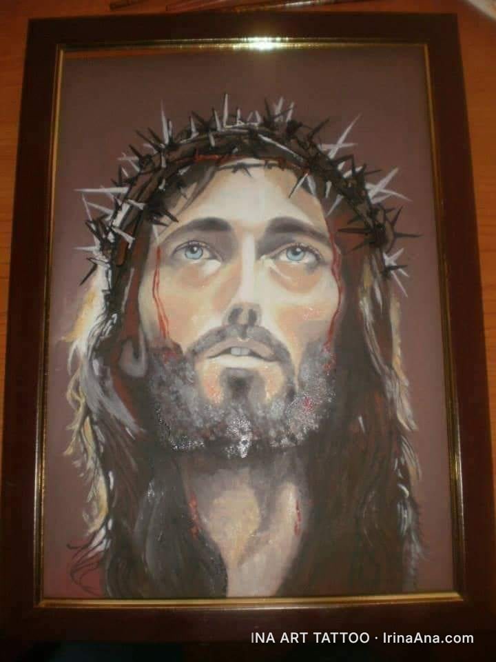 Portret al unui bărbat cu barbă și păr lung, purtând o coroană de spini, cu urme de sânge pe față. Ochii albaștri privesc în…