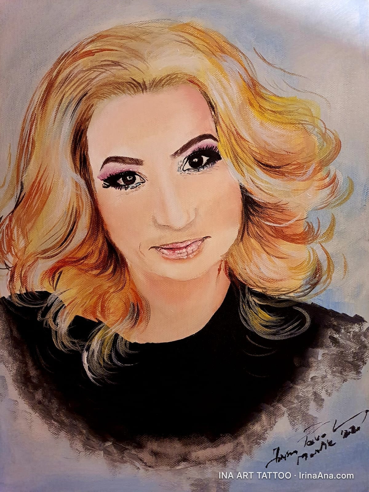 Portret pictat al unei femei blonde cu păr ondulat, machiaj roz la ochi și o bluză neagră, pe un fundal deschis.