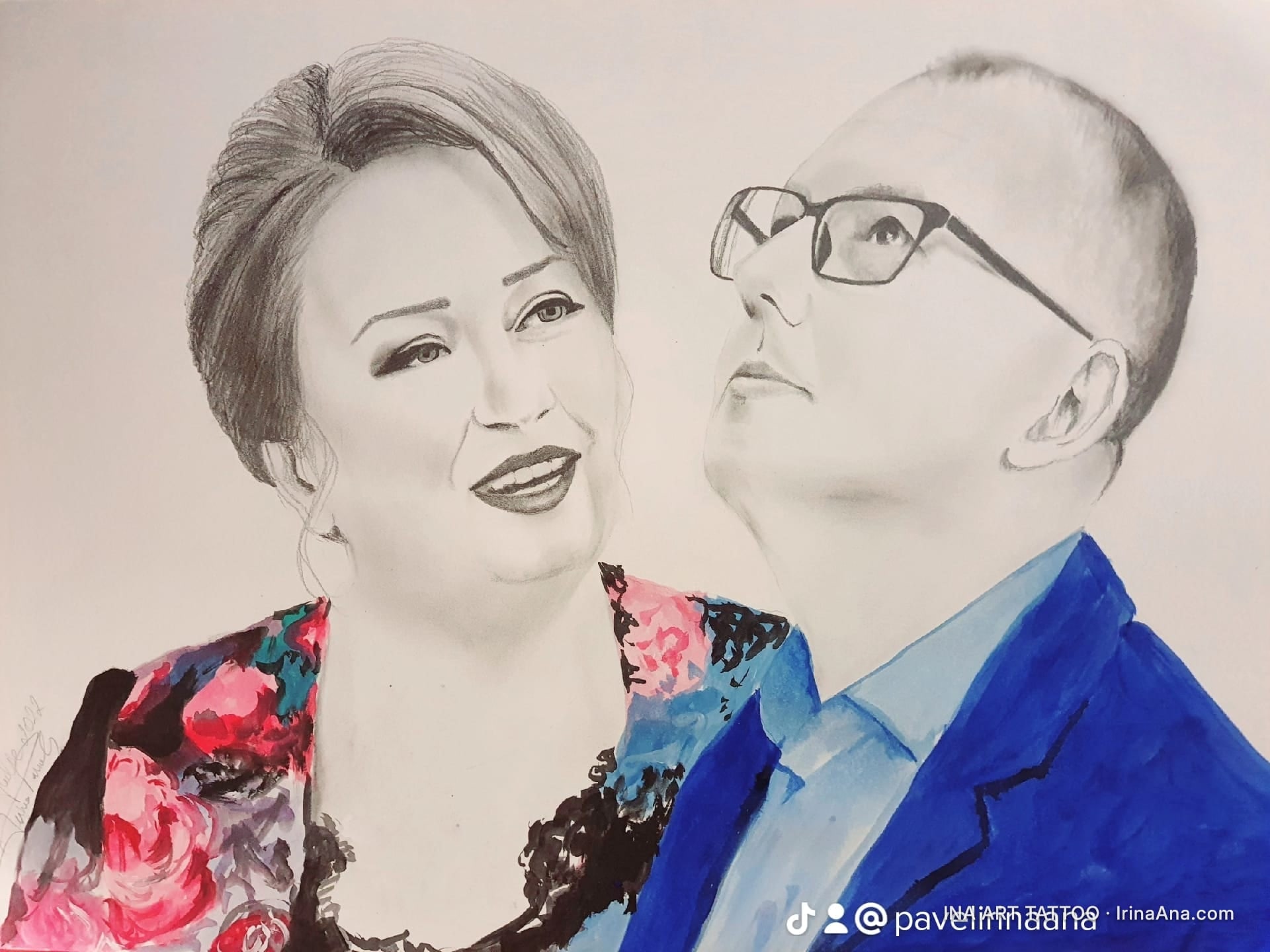 Portret în creion și acuarelă al unui cuplu. Femeia zâmbește, bărbatul privește în sus.