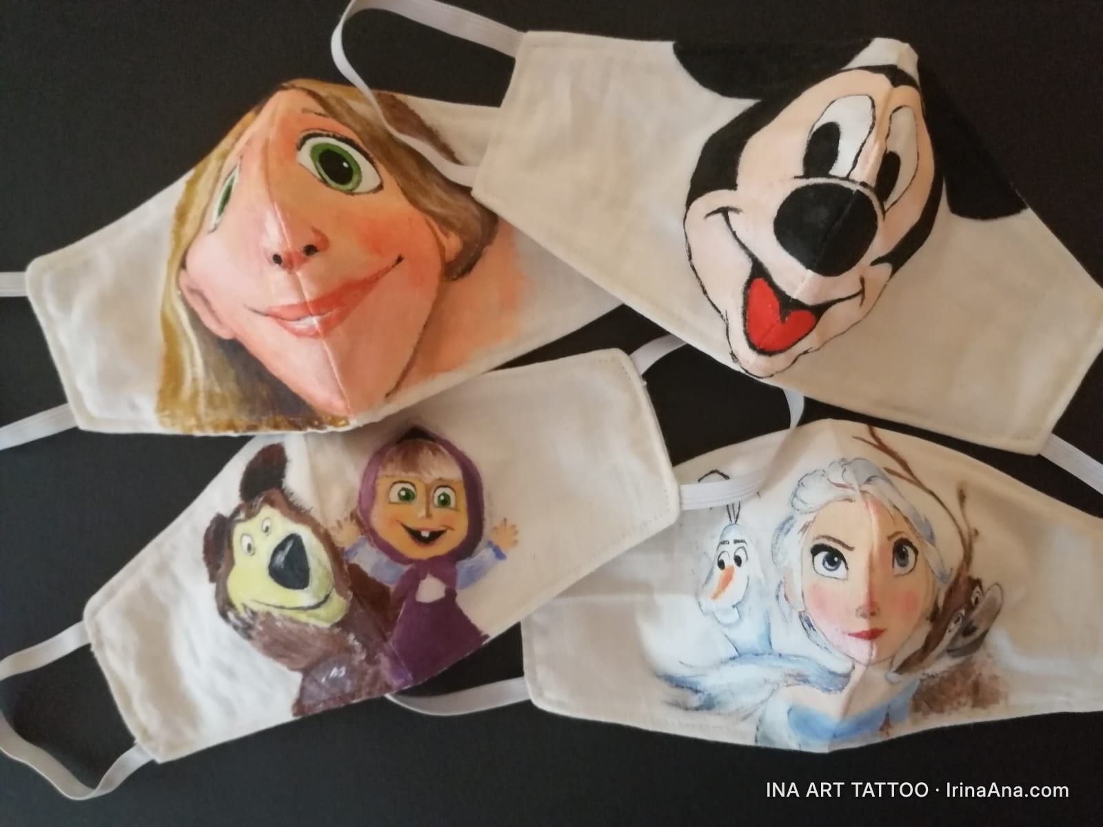 Patru măști albe din pânză, pictate manual cu personaje Disney și din desene animate: Rapunzel, Mickey Mouse, Mașa și Ursul,…