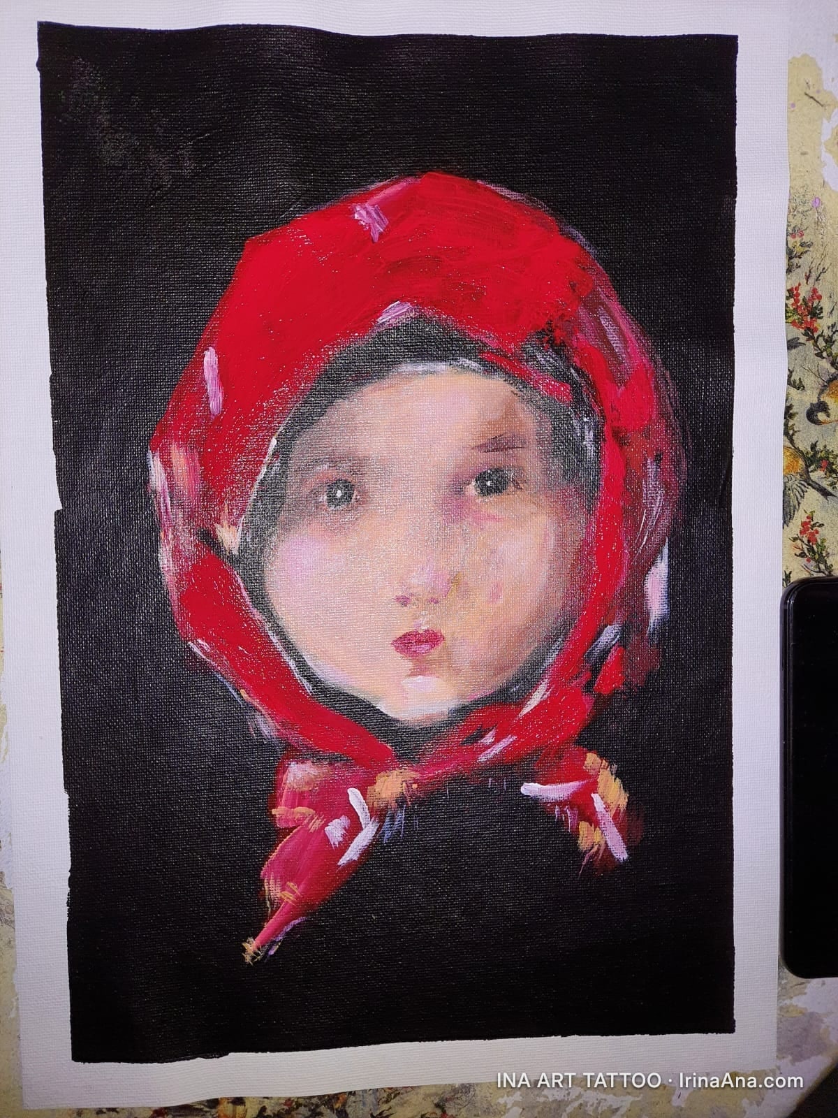 Portret pictat al unui copil cu o față palidă și o eșarfă roșie aprinsă pe cap, pe un fundal negru.