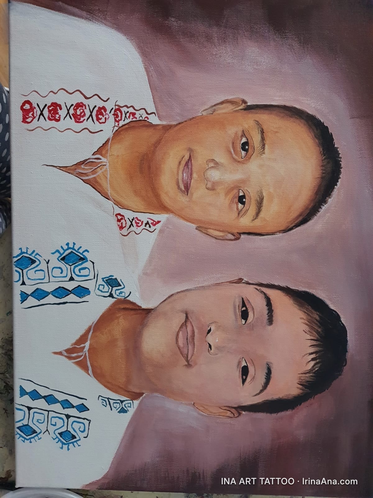 Pictură în acrilic înfățișând două portrete de copii, unul deasupra celuilalt, pe un fundal roz-maro. Copiii poartă haine al…