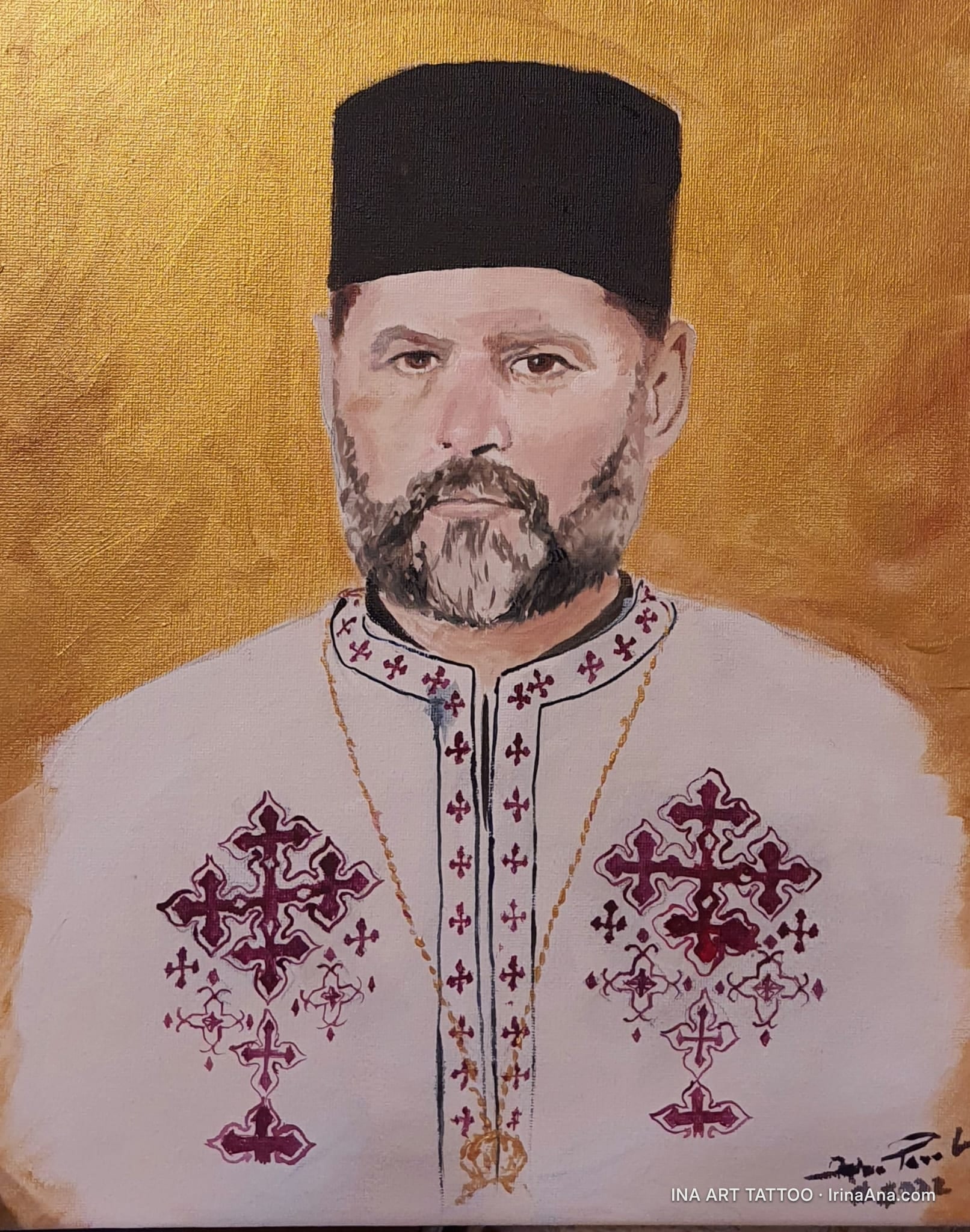 Portret pictat al unui preot ortodox cu barbă, purtând o cămașă albă brodată și o pălărie neagră, pe un fundal auriu.