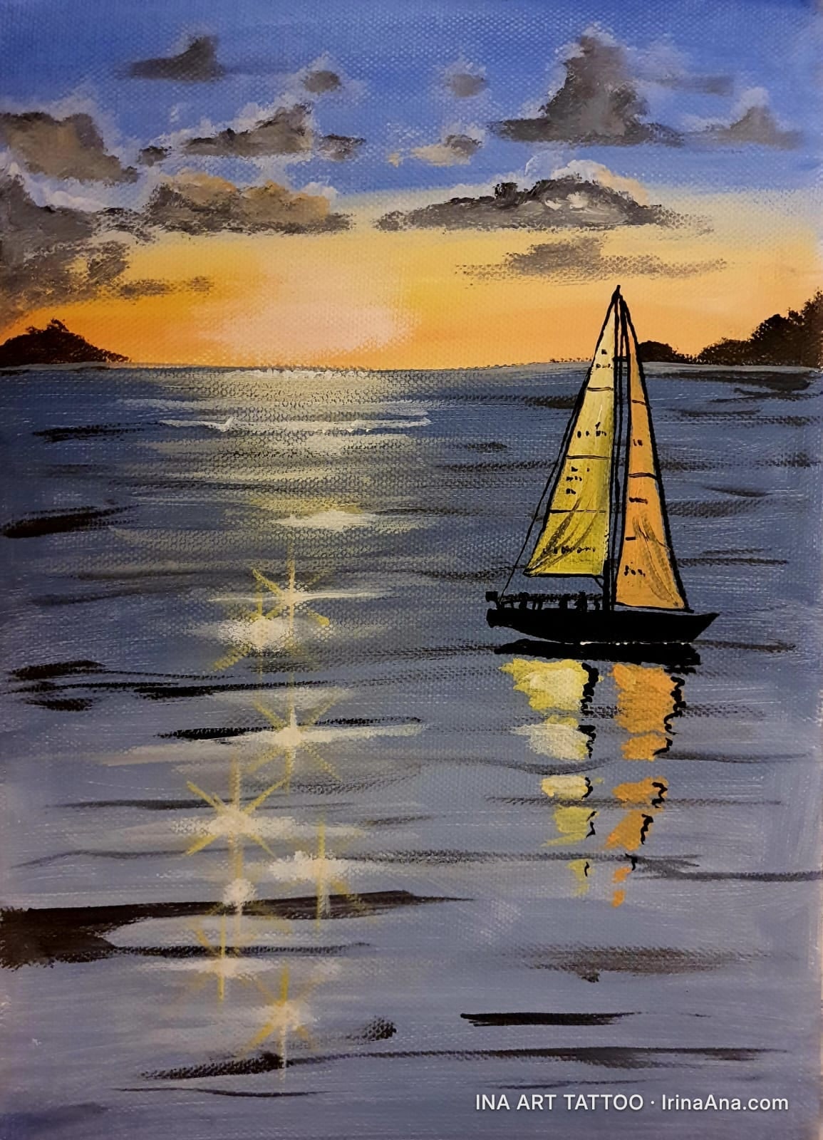 Pictură în acrilic reprezentând un velier pe mare la apus, cu soarele reflectat pe apă și nori pe cer.