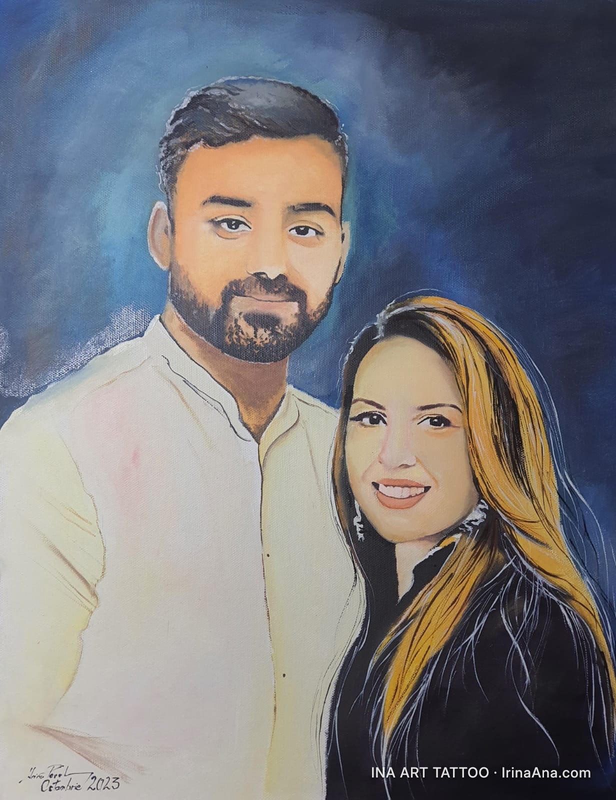 Portret în acrilic al unui cuplu tânăr, un bărbat cu barbă și o femeie cu păr lung, zâmbind, pe un fundal albastru închis.