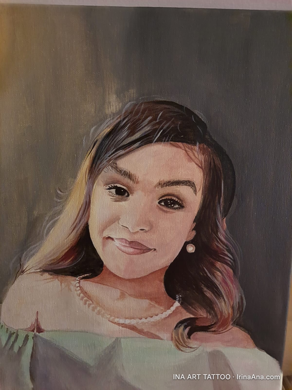 Portret pictat al unei tinere cu păr șaten, purtând un colier de perle și cercei, pe un fundal gri închis.