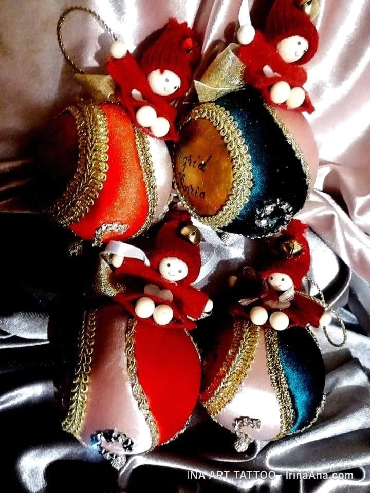 Patru ornamente de Crăciun lucrate manual, cu sclipici, panglici aurii și figurine de spiriduși roșii, pe o țesătură satinat…