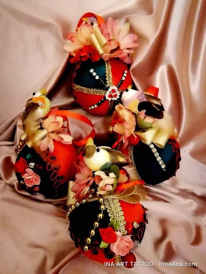 Patru decorațiuni rotunde de Crăciun, lucrate manual, cu păsări decorative, flori textile, panglici și mărgele, pe o țesătur…