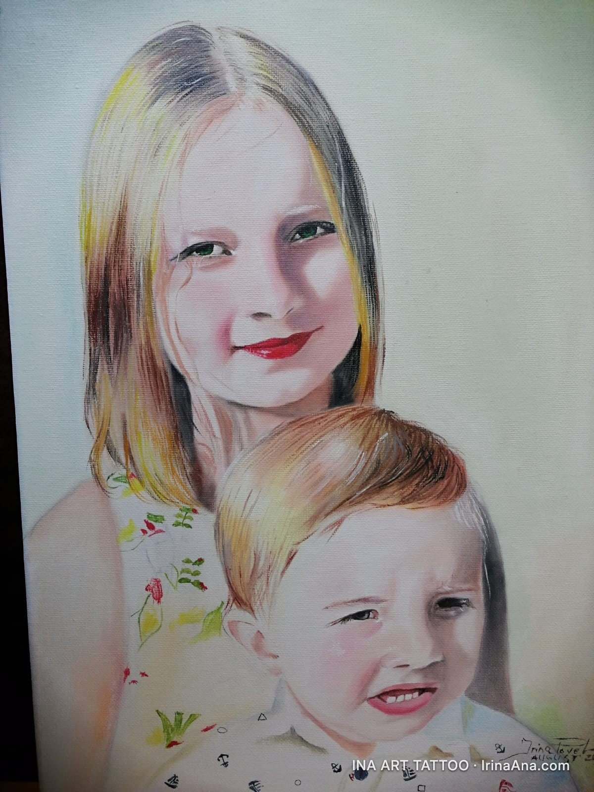 Portrait of a blonde girl with red lips, smiling, with a red-haired boy in the foreground, with a serious expression.