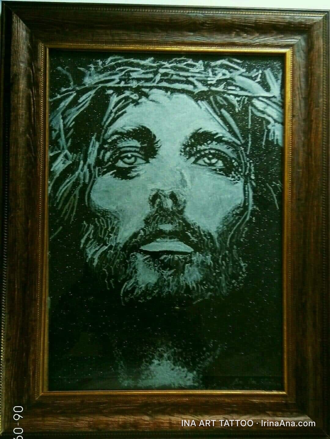 Portret în ramă, alb-negru, al unei fețe cu barbă și coroană de spini, pe un fundal întunecat, granulat.