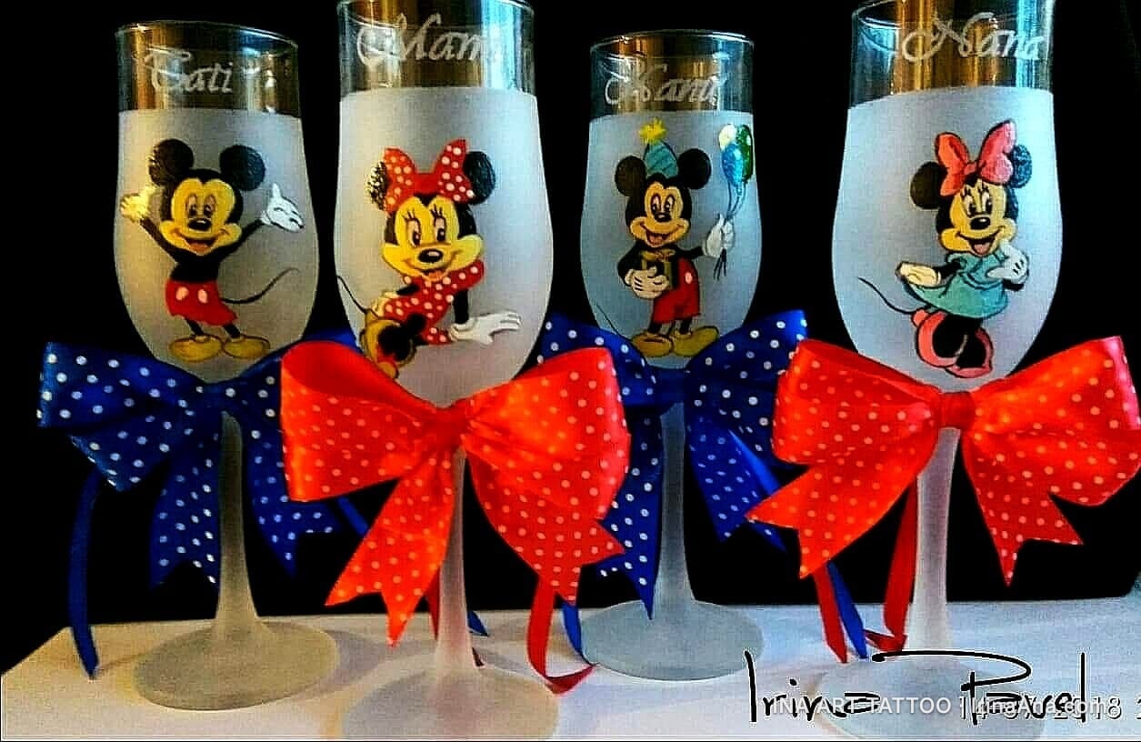 Patru pahare de șampanie mate, pictate cu personaje Disney: Mickey Mouse, Minnie Mouse, Mickey la aniversare și Minnie în ro…
