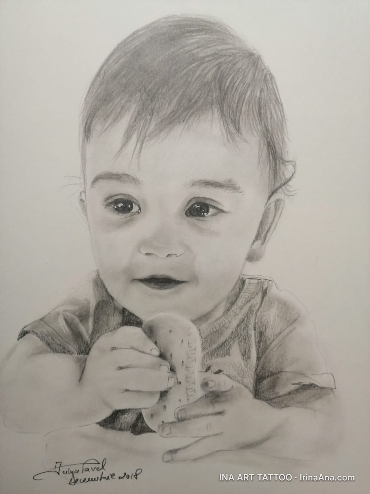 Portret în creion al unui bebeluș cu păr închis la culoare, care ține o gustare în mâini, privind înainte.