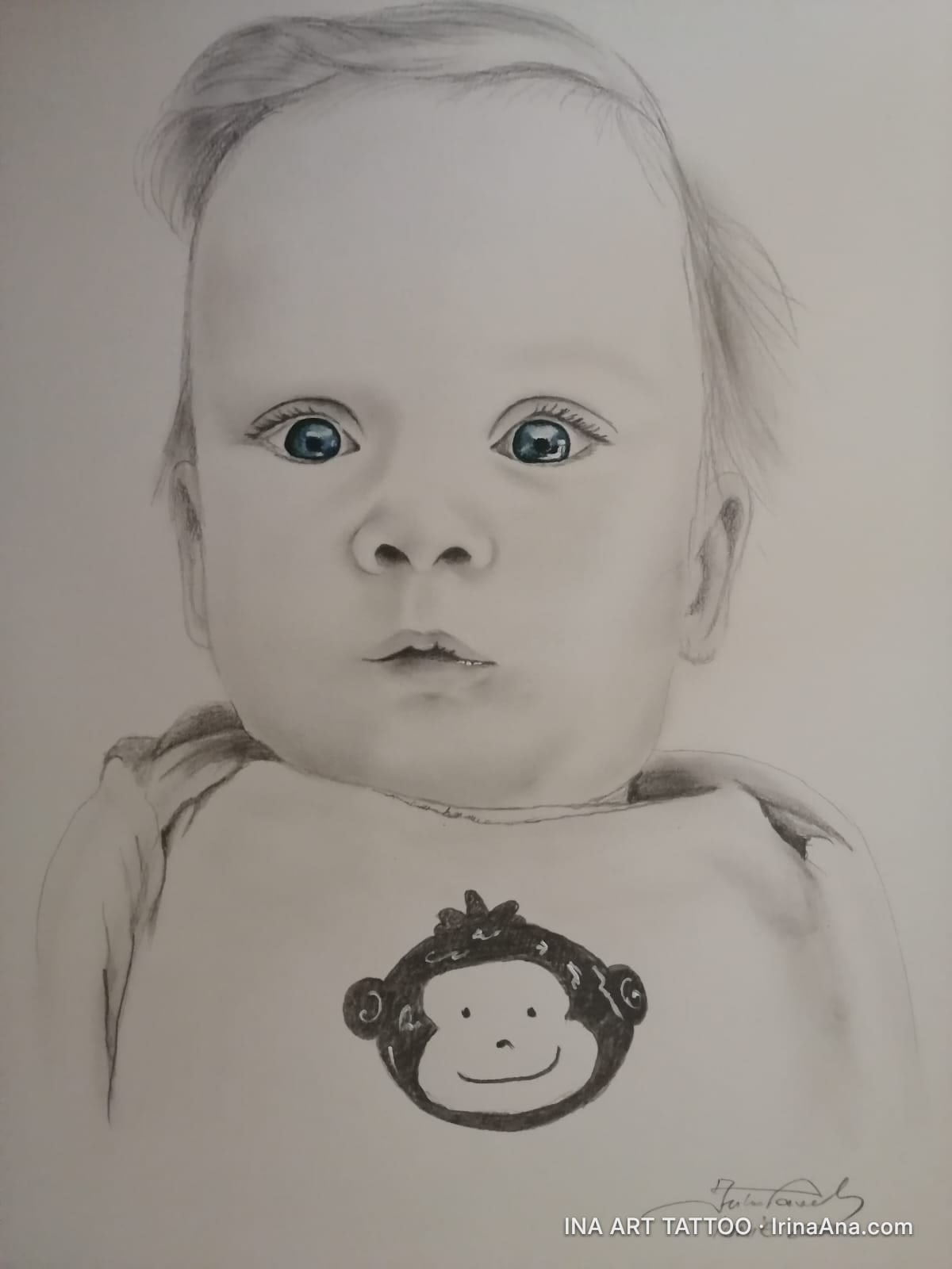 Portret creion al unui bebeluș cu ochi albaștri, purtând un body cu o față de maimuță desenată.