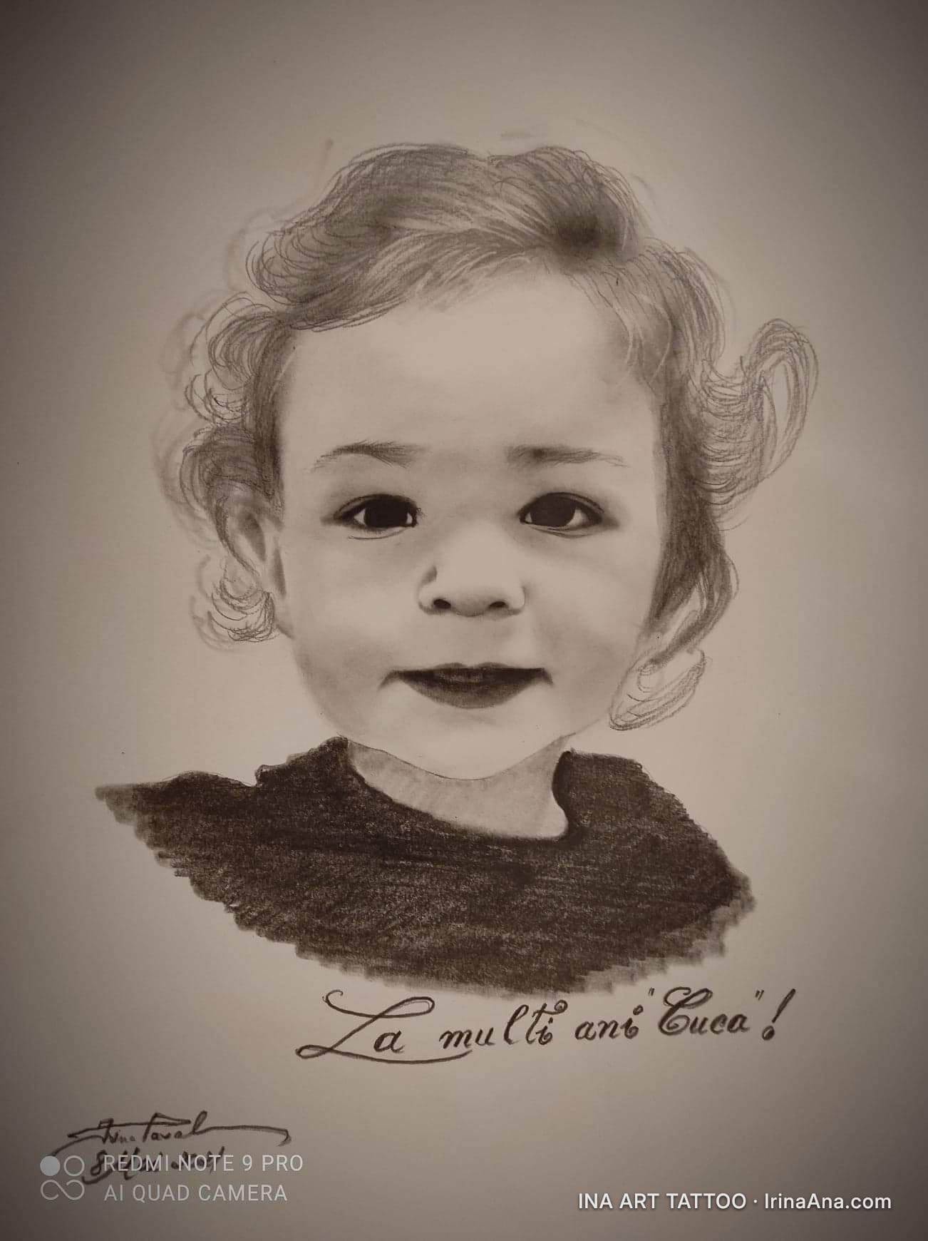 Portret în creion al unui bebeluș cu păr creț, zâmbind ușor. Desenul este monocrom, cu umbre delicate.