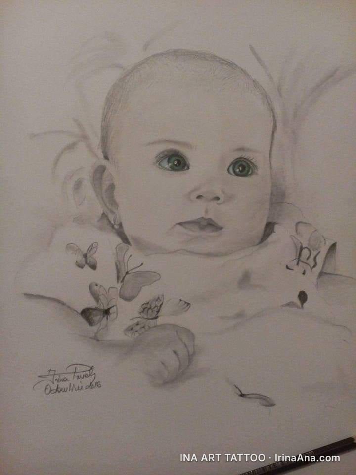 Portret creion al unui bebeluș cu ochi verzi, purtând un body cu fluturi. Fundalul este estompat.
