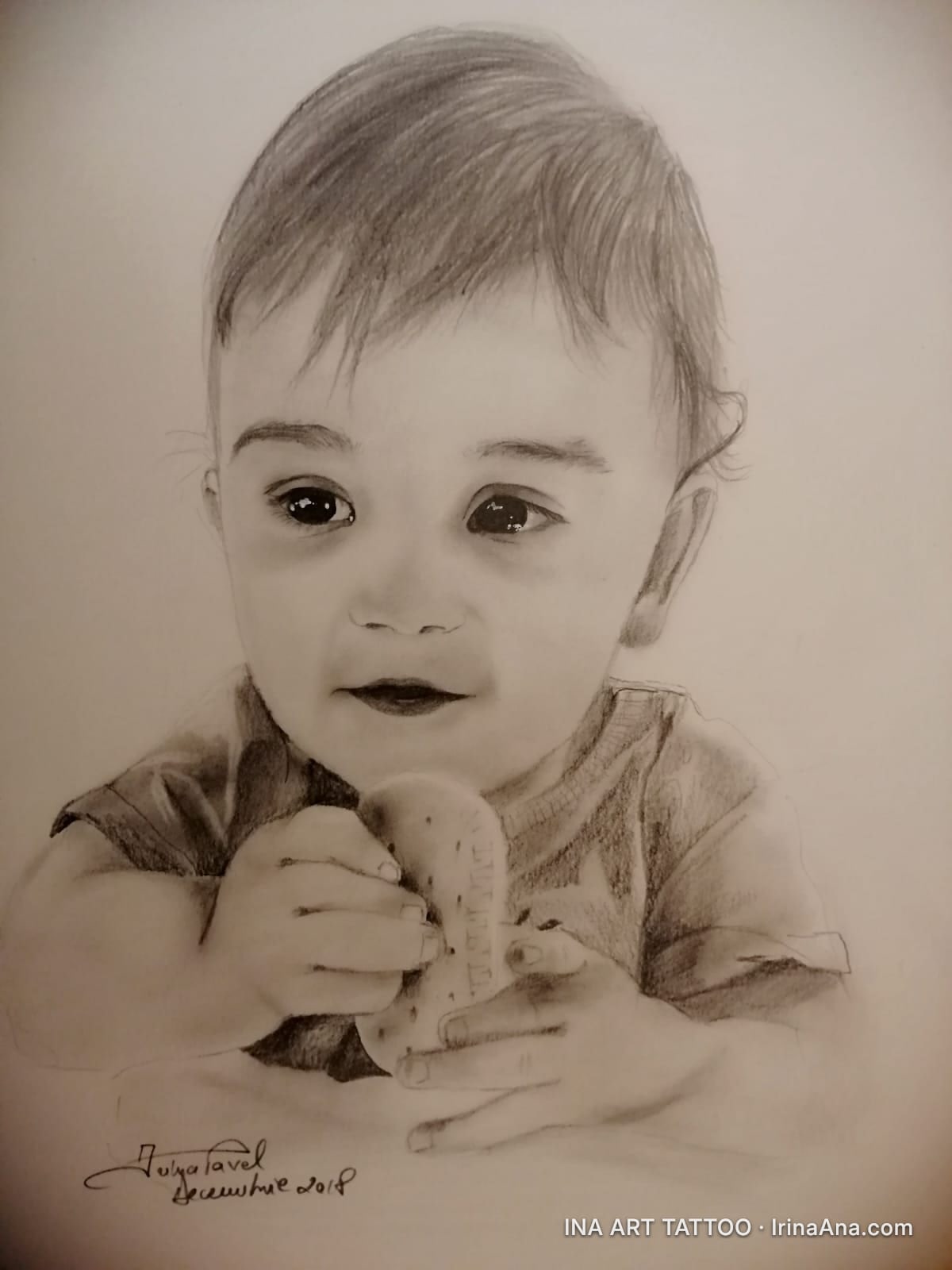 Portret creion al unui bebeluș cu păr închis la culoare, ținând o jucărie moale în mâini, pe un fundal alb.
