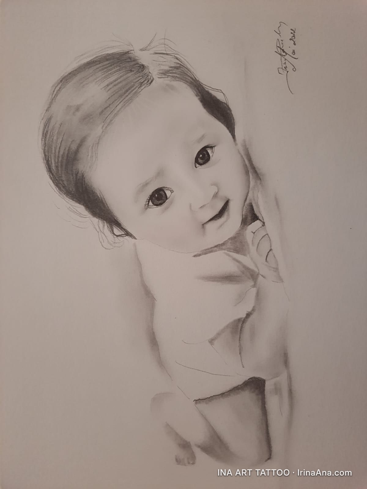 Portret în creion al unui bebeluș cu păr închis la culoare, privind în sus, cu o expresie blândă și zâmbitoare.