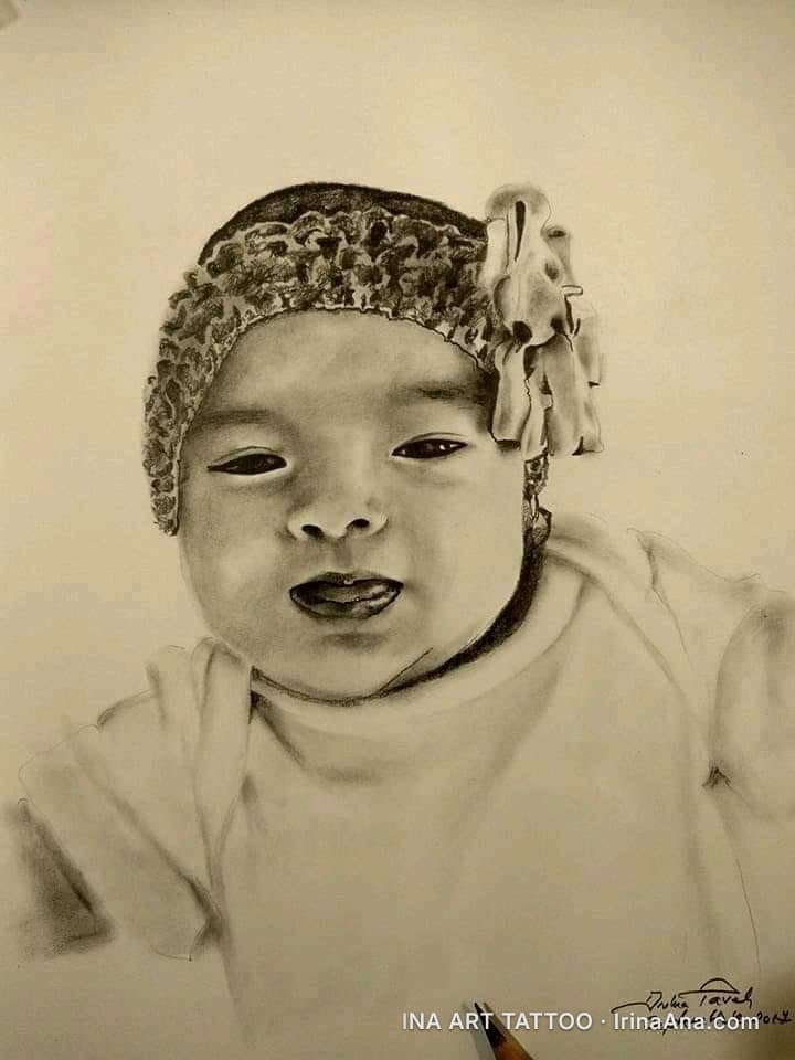 Portret desenat în creion al unui bebeluș cu o căciuliță tricotată și o fundă mare pe o parte, privind înainte.