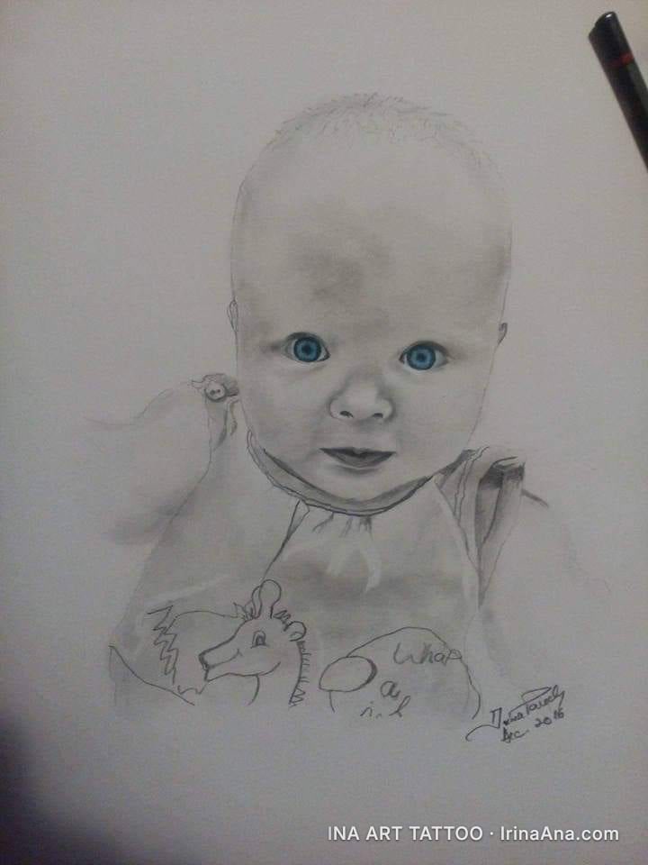 Portret desenat al unui bebeluș cu ochi albaștri, purtând o salopetă cu un desen de ponei. Fundalul este alb.