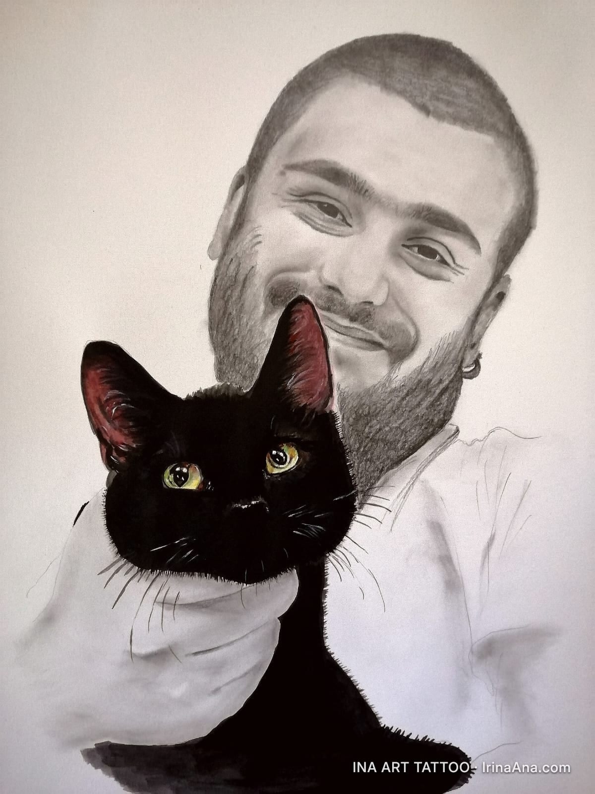 Portret în creion al unui bărbat zâmbitor cu barbă scurtă, ținând o pisică neagră cu ochi verzi-gălbui.