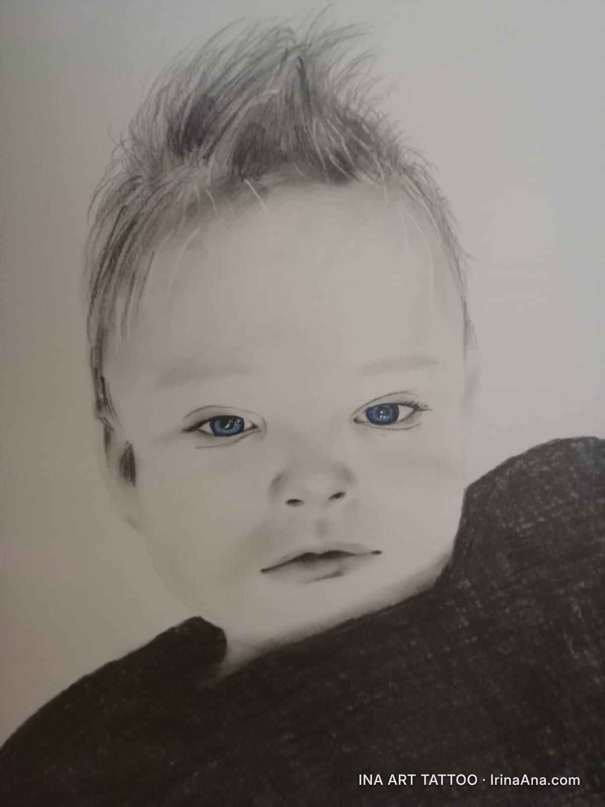 Portret de bebeluș cu ochi albaștri, păr deschis la culoare și o jachetă închisă la culoare. Desen în creion.