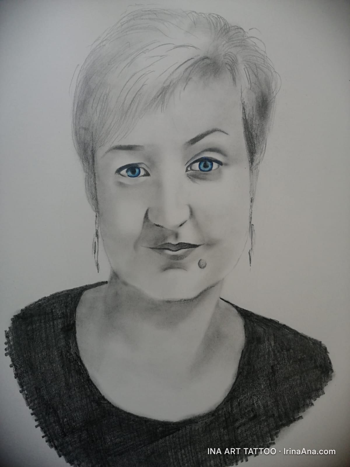 Portret în creion al unei femei cu păr scurt, blond-cenușiu și ochi albaștri, zâmbind ușor, purtând un tricou închis la culo…