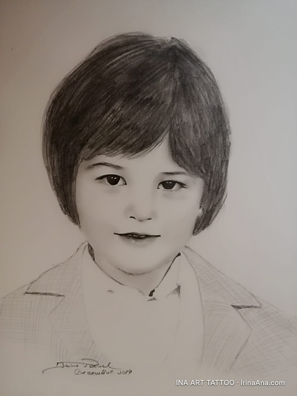 Portret în creion al unui băiat tânăr, cu păr scurt și închis la culoare, privindu-ne direct cu o expresie calmă.