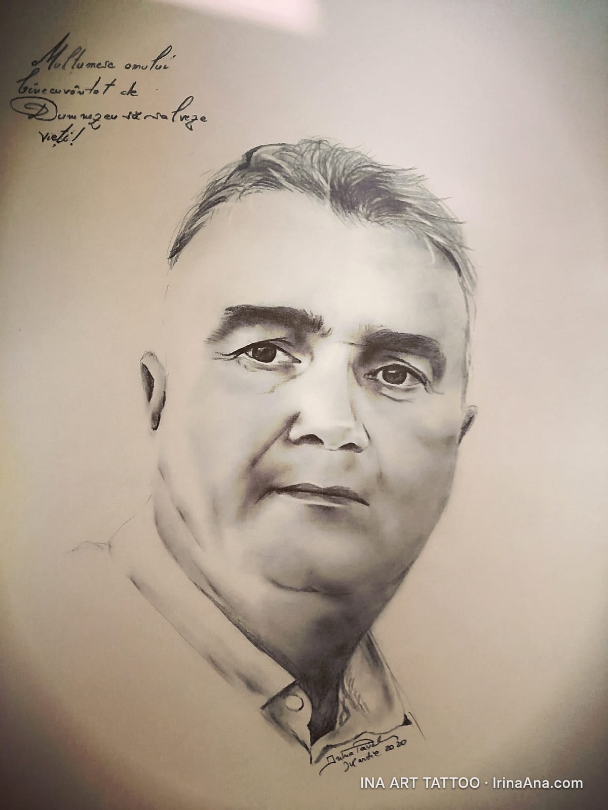 Portret în creion al unui bărbat în vârstă mijlocie, cu părul scurt, cărunt, privire directă. Desenul include o dedicație sc…