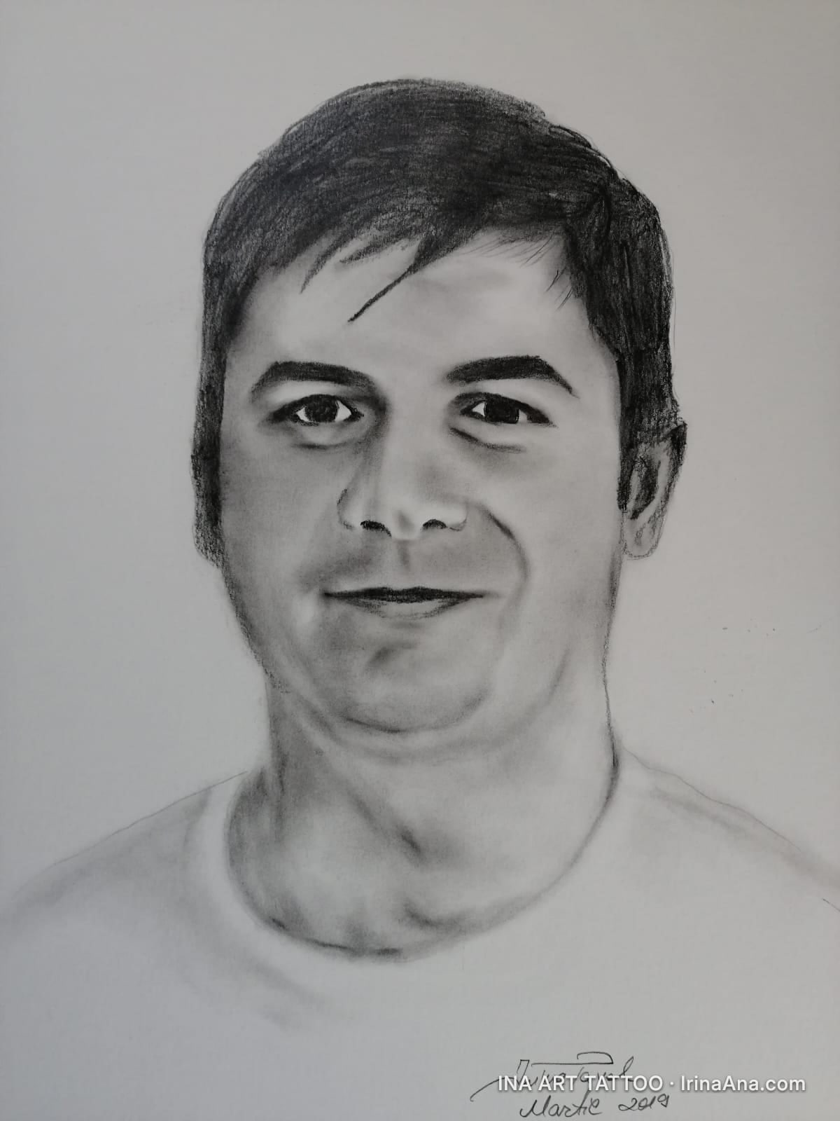 Portret în creion al unui bărbat tânăr, cu păr închis la culoare și un zâmbet subtil, purtând un tricou deschis la culoare.