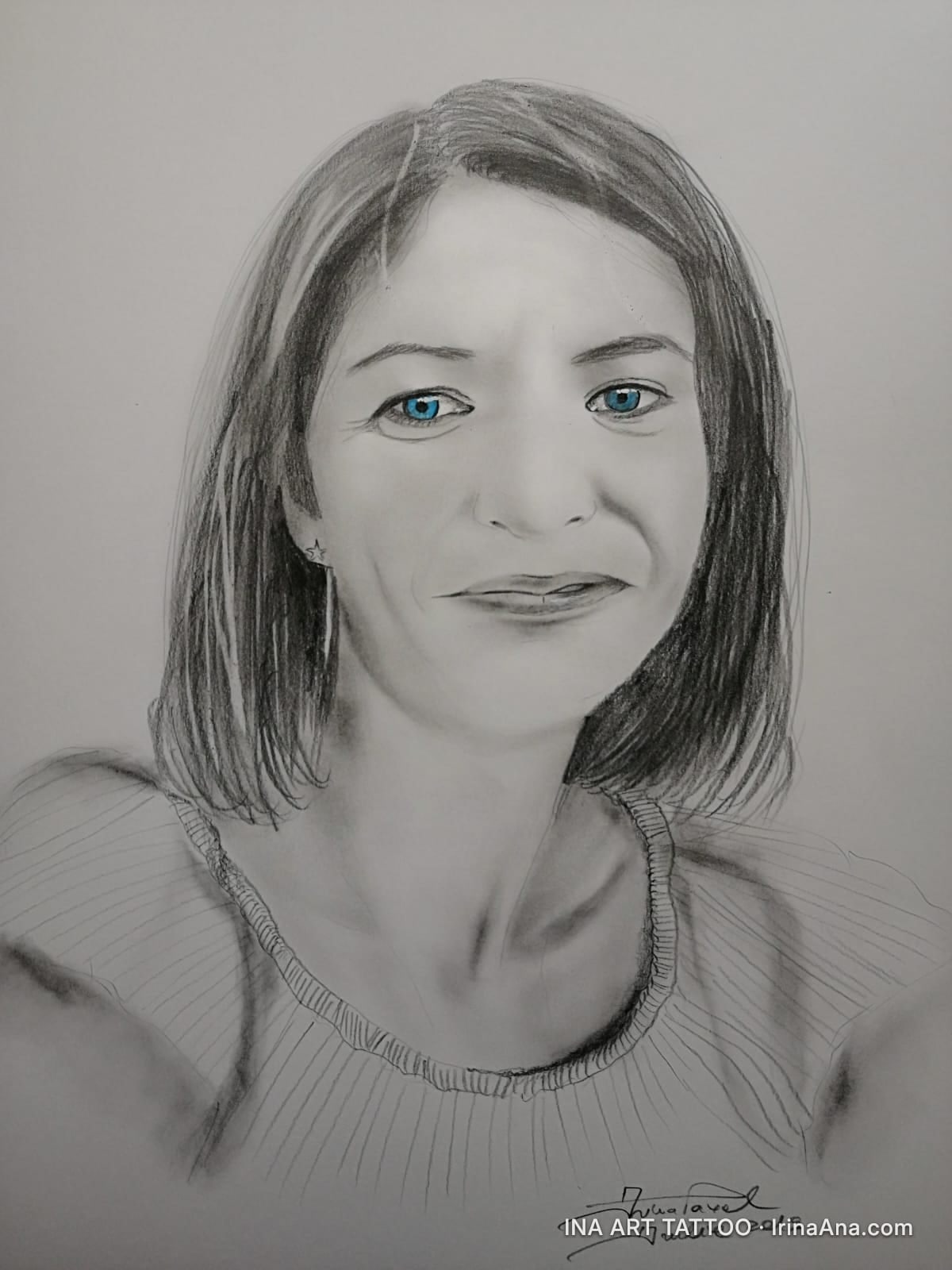 Portret creion al unei femei cu păr șaten, ochi albaștri și un zâmbet subtil, purtând un tricou cu guler larg.