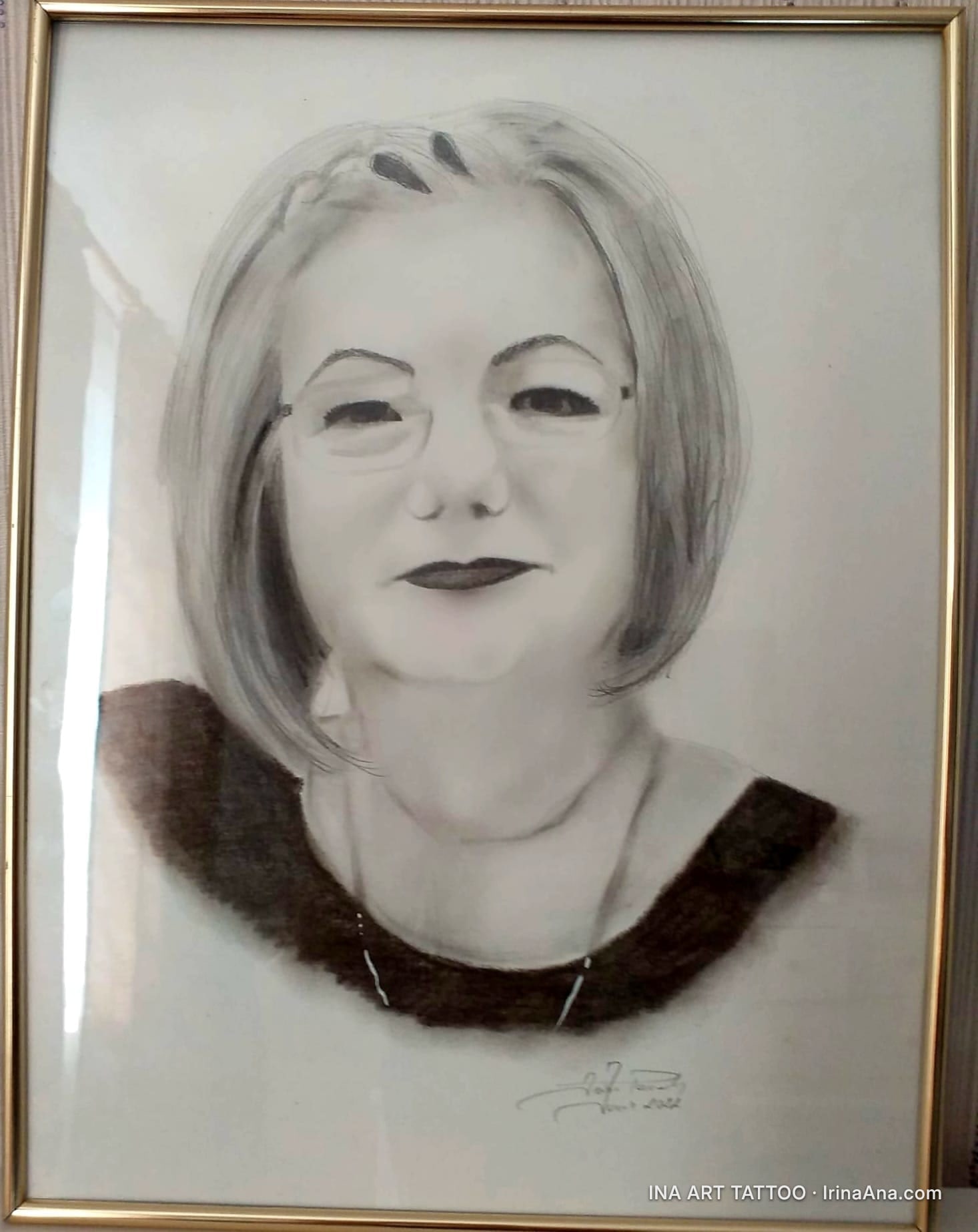Portret în creion al unei femei cu păr scurt, ochelari și un colier, înrămat într-un cadru auriu.