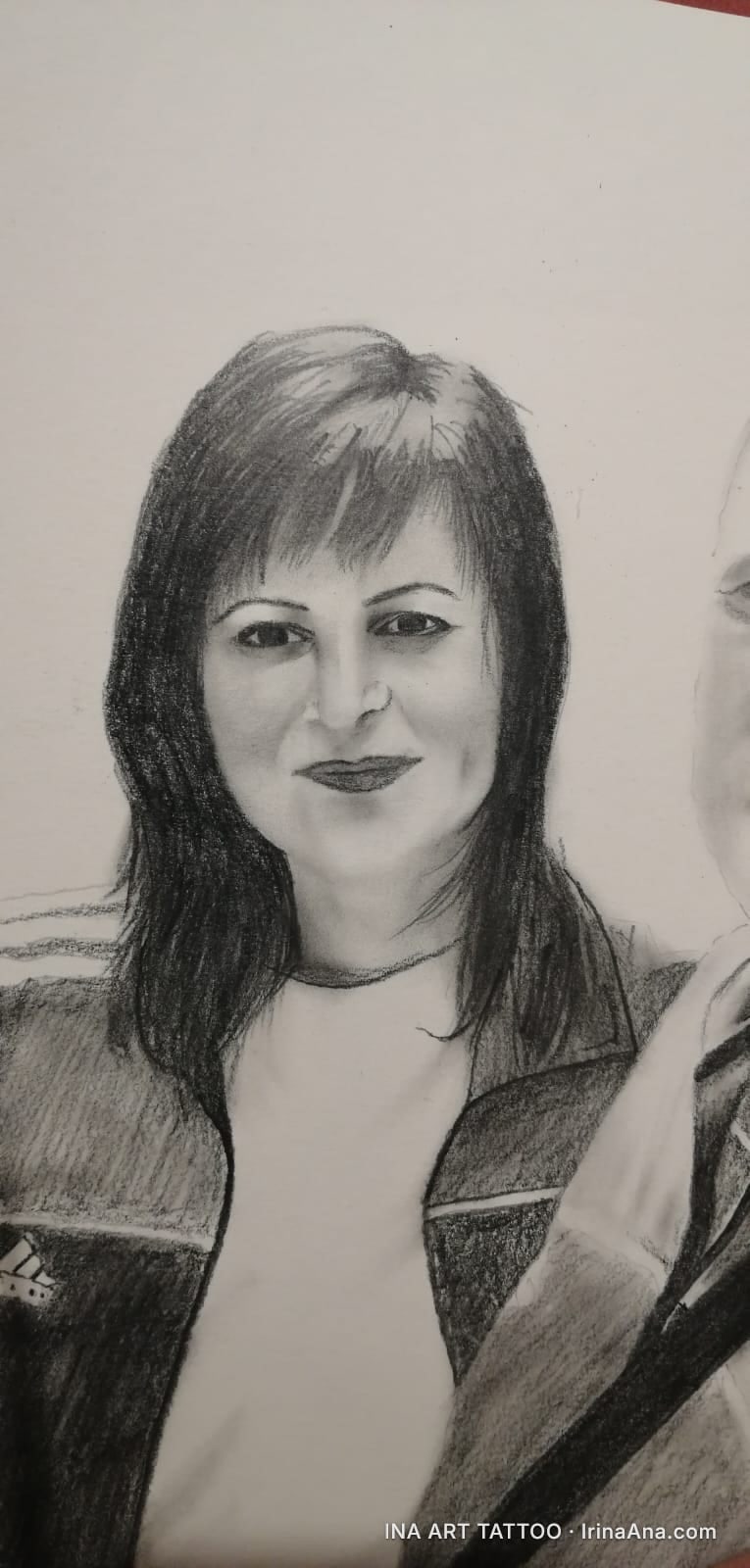 Portret creion al unei femei cu păr închis la culoare și zâmbet subtil, purtând o jachetă sport.