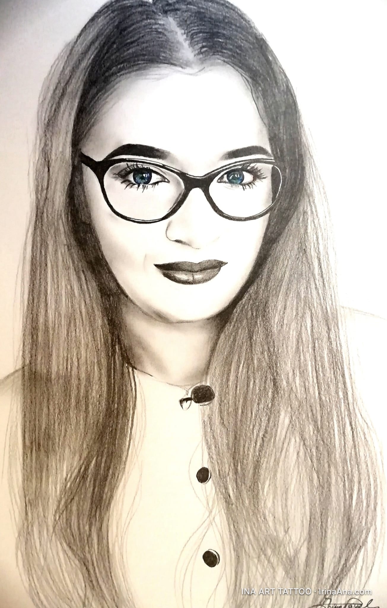 Portret creion al unei tinere cu păr lung, ochelari negri și ochi albaștri, purtând o bluză deschisă la culoare.