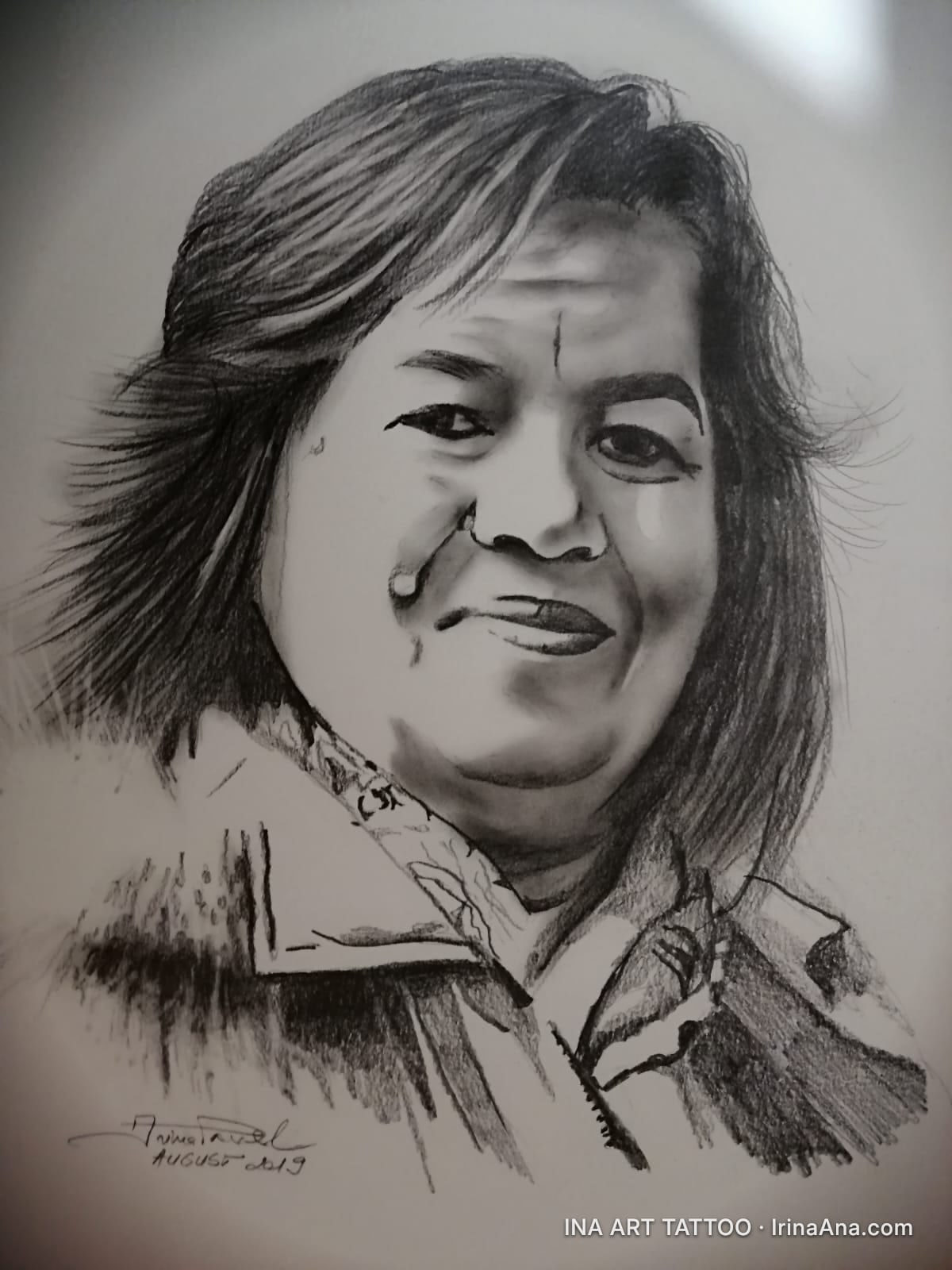 Portret în creion al unei femei zâmbitoare, cu părul mediu, închis la culoare, și o cămașă cu guler.