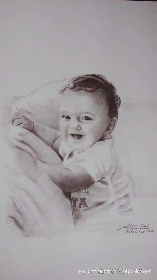 Portret desenat în creion al unui bebeluș zâmbitor, cu păr închis la culoare și ochi mari, privitor direct.