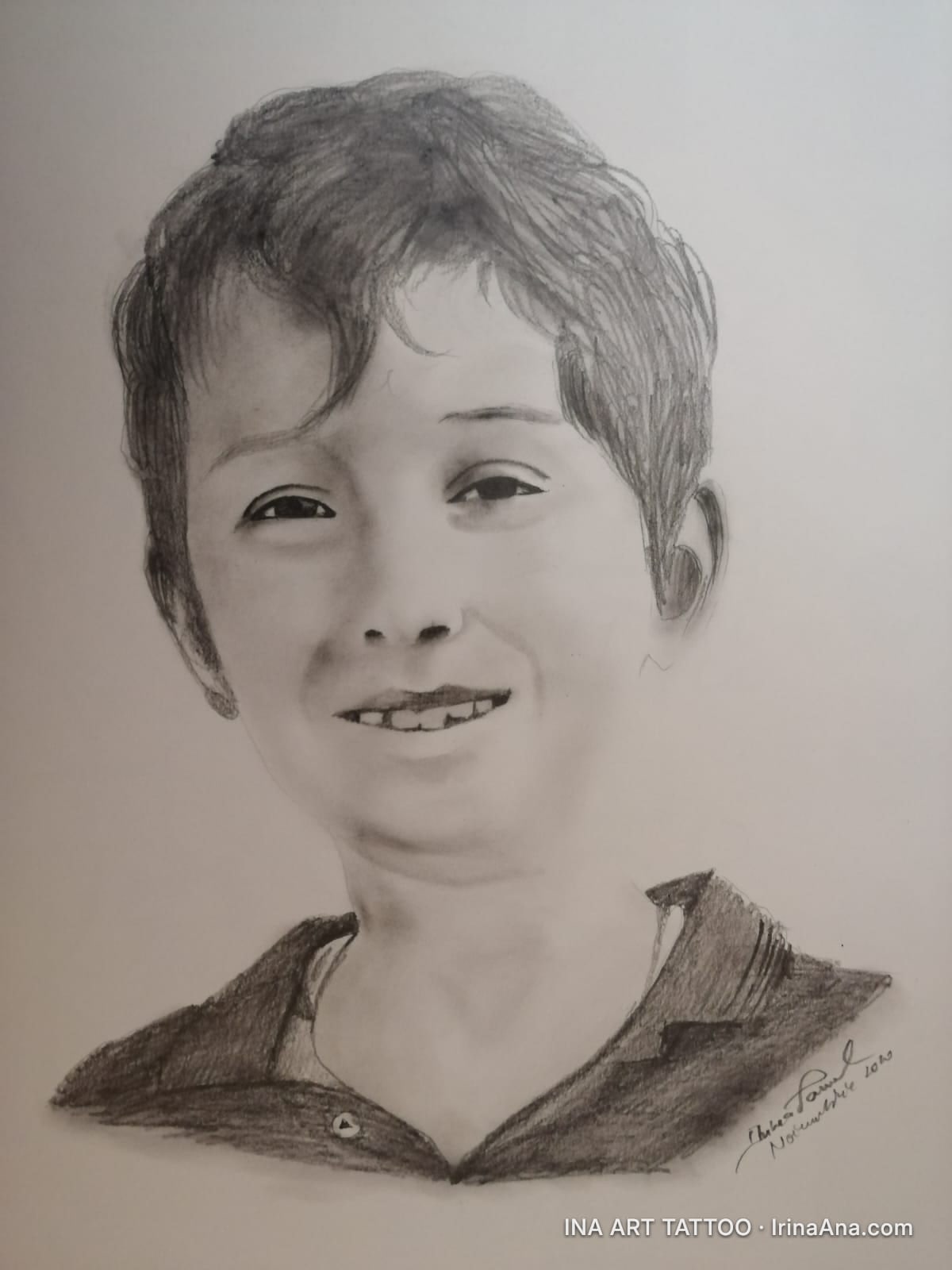 Portret în creion al unui băiat zâmbitor, cu păr scurt, închis la culoare, și o cămașă cu guler deschis.