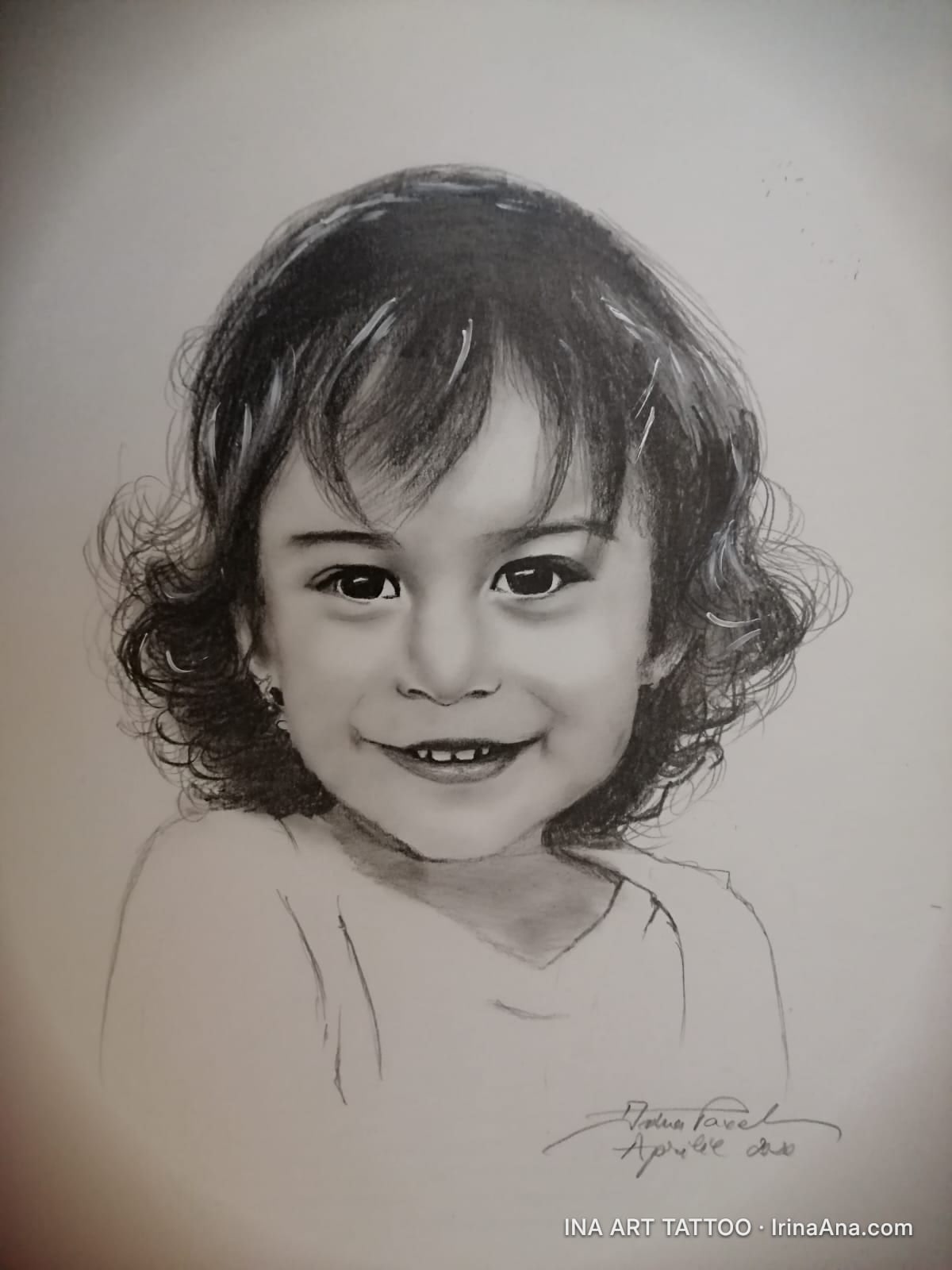 Portret în creion al unui copil zâmbitor, cu păr creț și ochi mari, pe un fundal deschis.