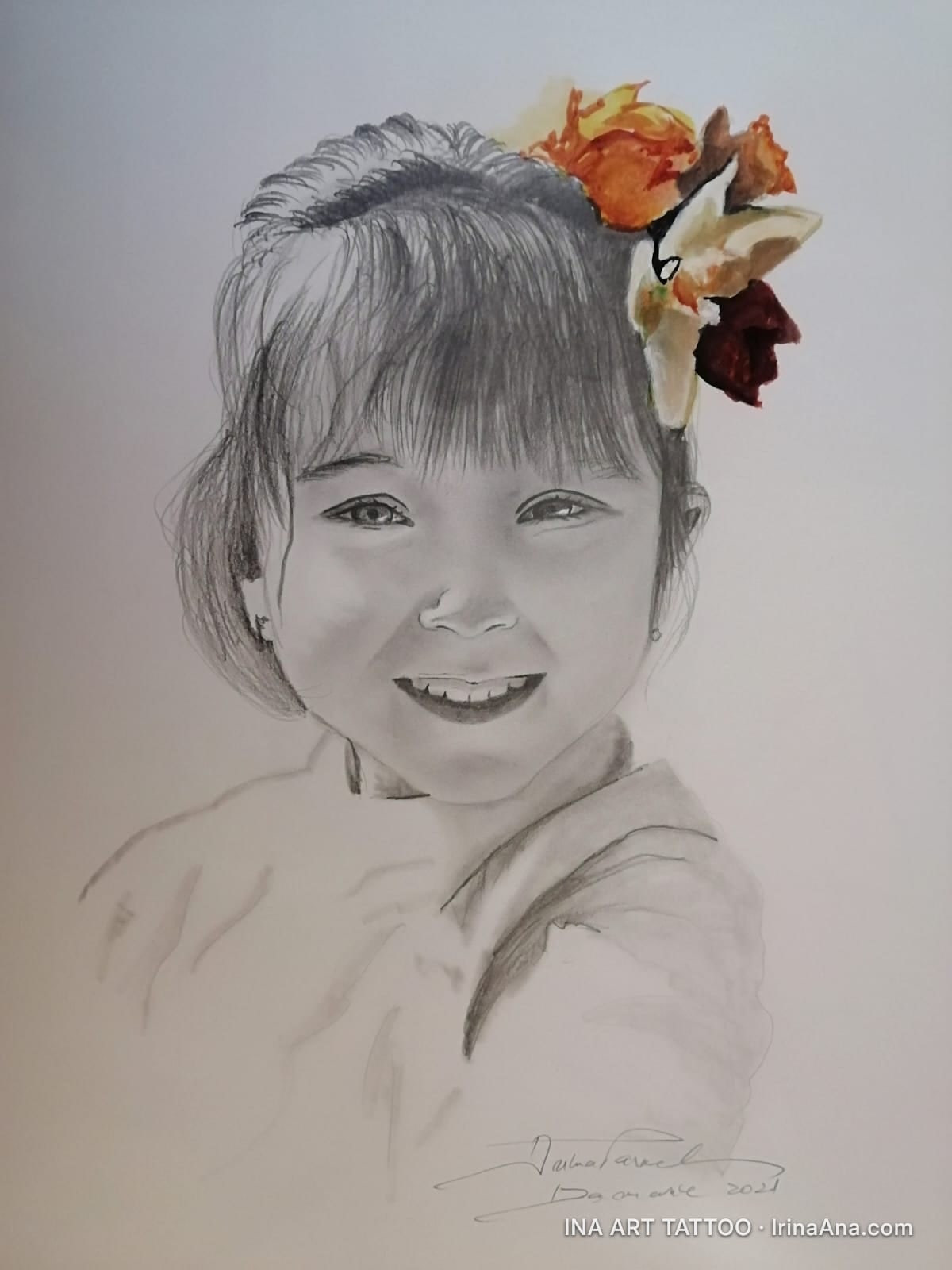 Portret de copil zâmbitor cu flori colorate în păr, desenat în creion și acuarelă pe hârtie.