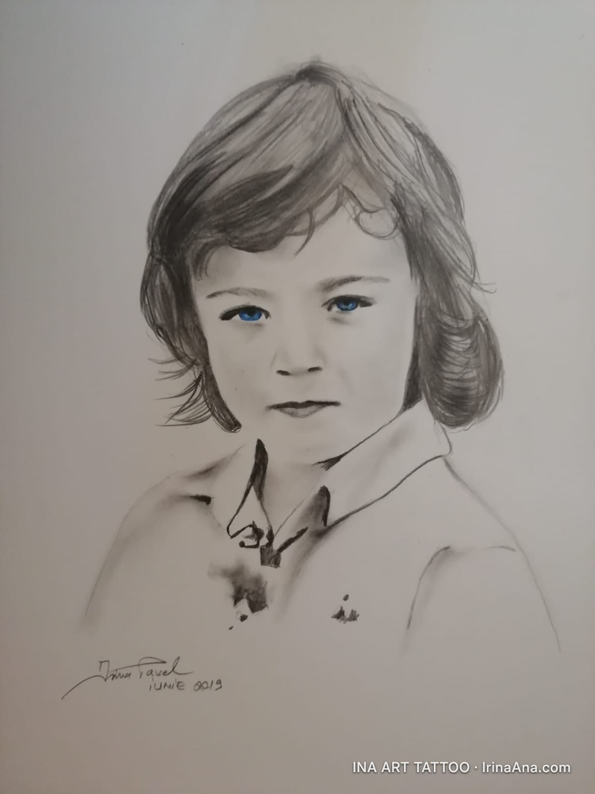 Portret creion al unui copil cu păr șaten, ochi albaștri și o expresie serioasă, purtând o cămașă deschisă.
