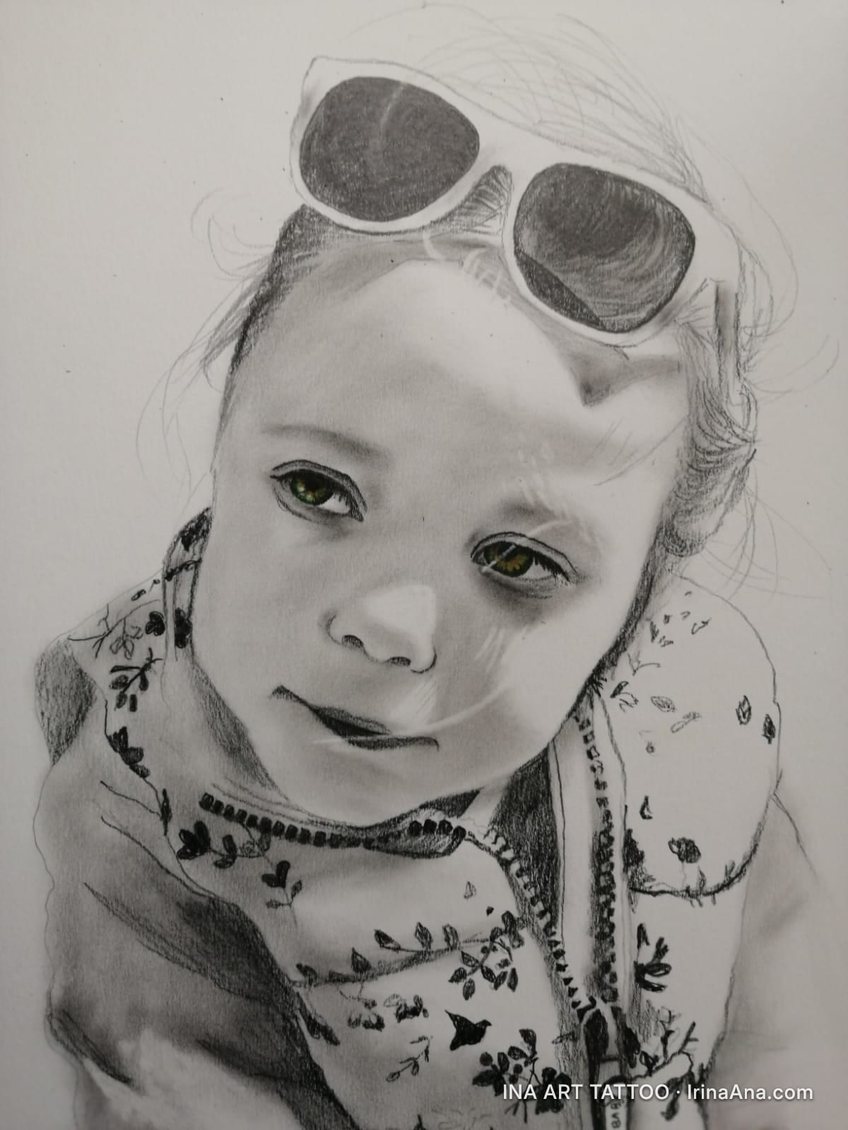 Portret creion al unui copil cu ochelari de soare pe cap și o jachetă cu model floral, privire în sus.