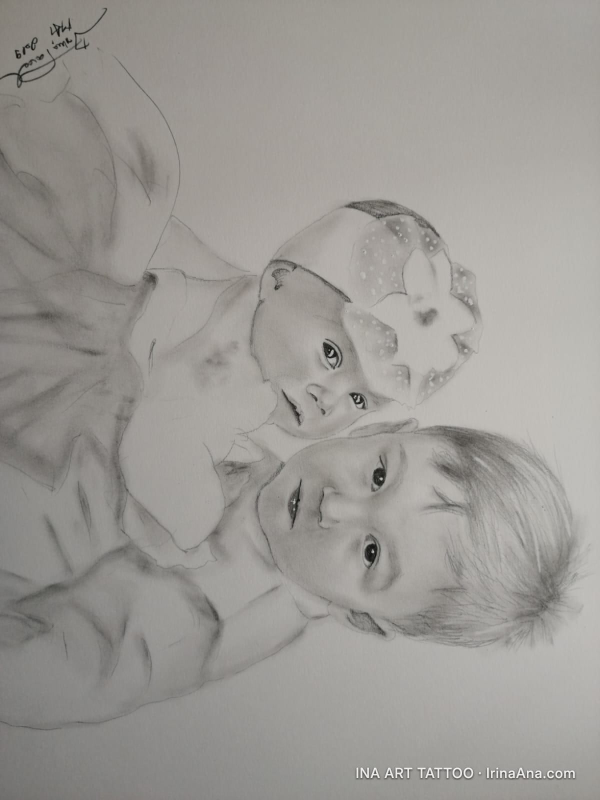 Portret în creion cu doi copii mici. Un bebeluș cu bonetă este în spatele unui copil mai mare, amândoi privesc înainte.