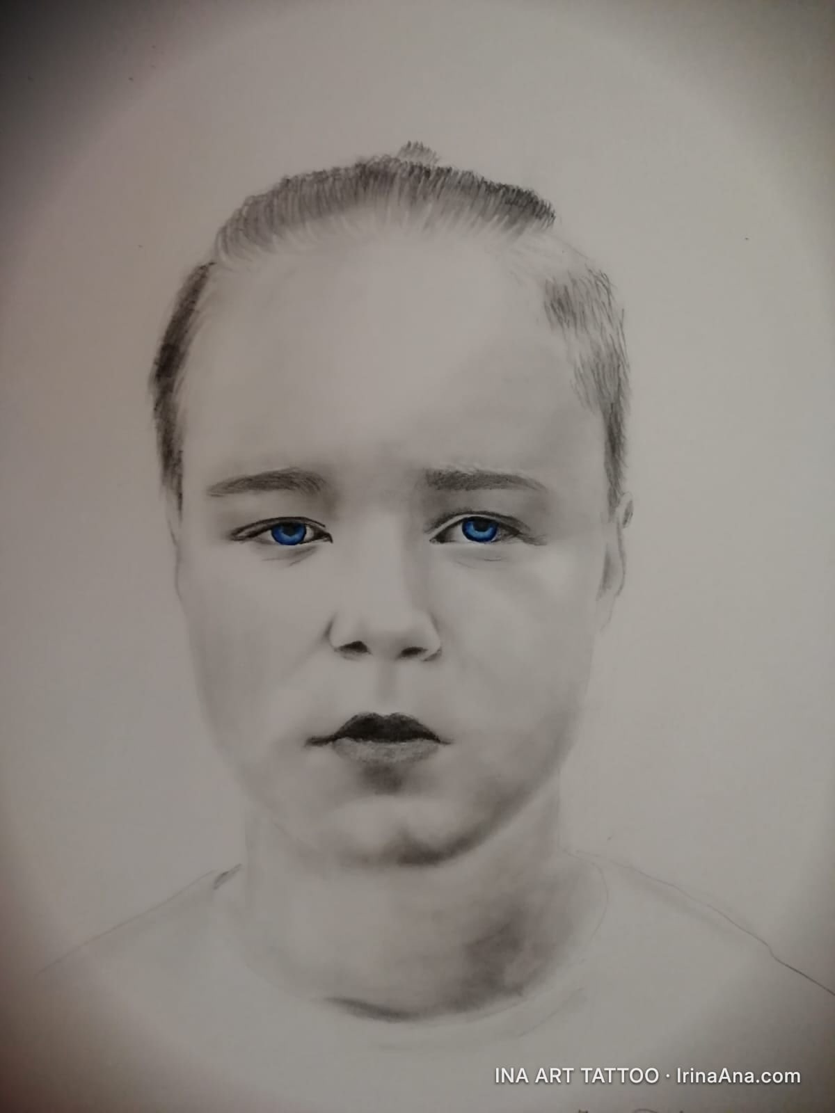 Portret în creion al unui copil cu părul deschis la culoare și ochi albaștri, privire serioasă.