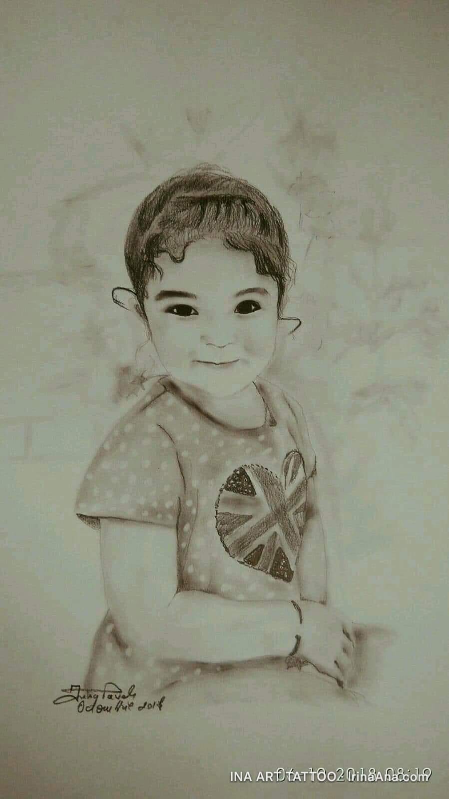 Portret în creion al unui copil zâmbitor, cu păr creț și un tricou cu inimă Union Jack.