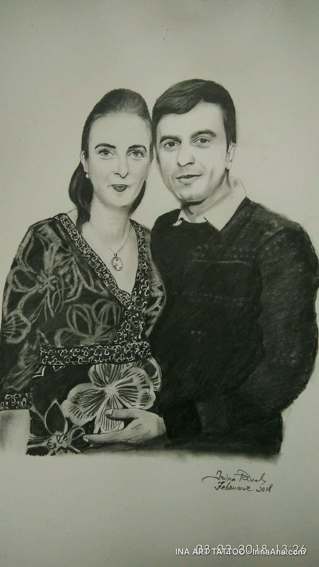 Portret în creion al unui cuplu, o femeie și un bărbat, zâmbind ușor spre privitor.