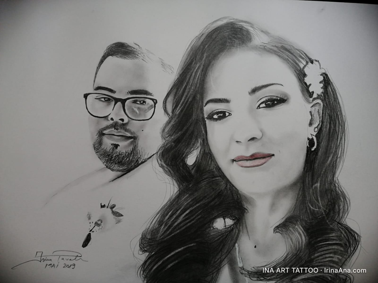 Portret în creion al unui cuplu, un bărbat cu barbă și ochelari și o femeie cu păr lung, ondulat.