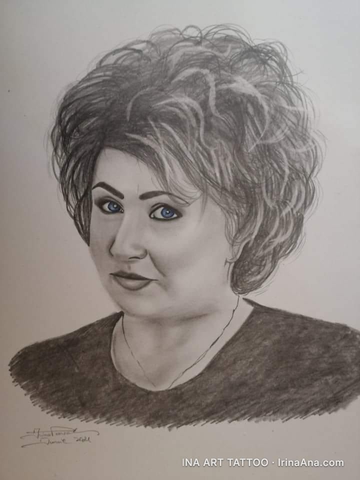 Portret creion al unei femei cu păr scurt, creț și ochi albaștri, purtând un tricou negru și un colier subțire.