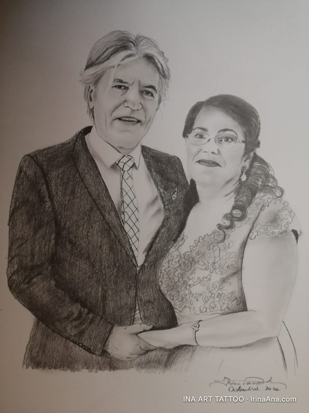 Portret creion al unui cuplu în vârstă. Bărbatul poartă costum și cravată, femeia o rochie cu dantelă. Se țin de mână.